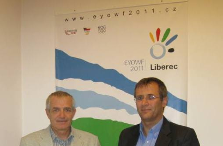 Čestný prezident EYOWF 2011 Roman Kumpošt (vpravo)jednal s delegátem Janko Dvoršakem.EMt